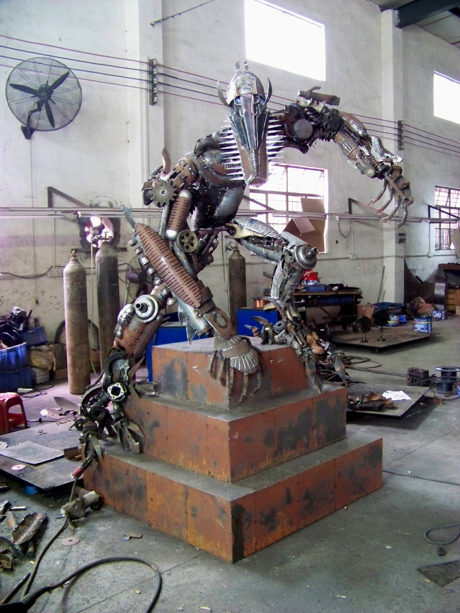 查看《铁的传奇新做的铁艺雕塑之一:2.5米高的坠落金刚》原图，原图尺寸：2448x3264
