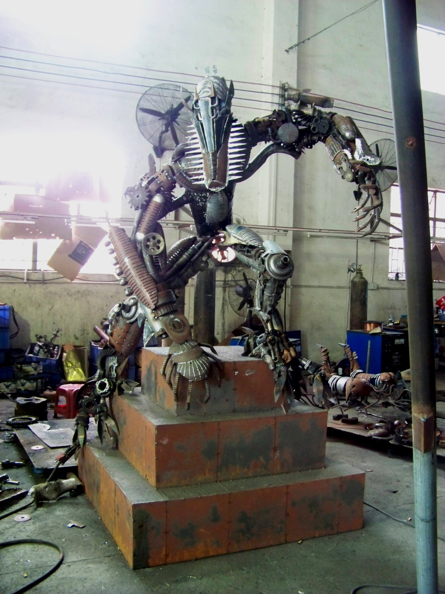 查看《铁的传奇新做的铁艺雕塑之一:2.5米高的坠落金刚》原图，原图尺寸：2448x3264